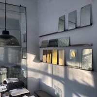 Spiegelobjekt und Musterregal in der Werkstatt
